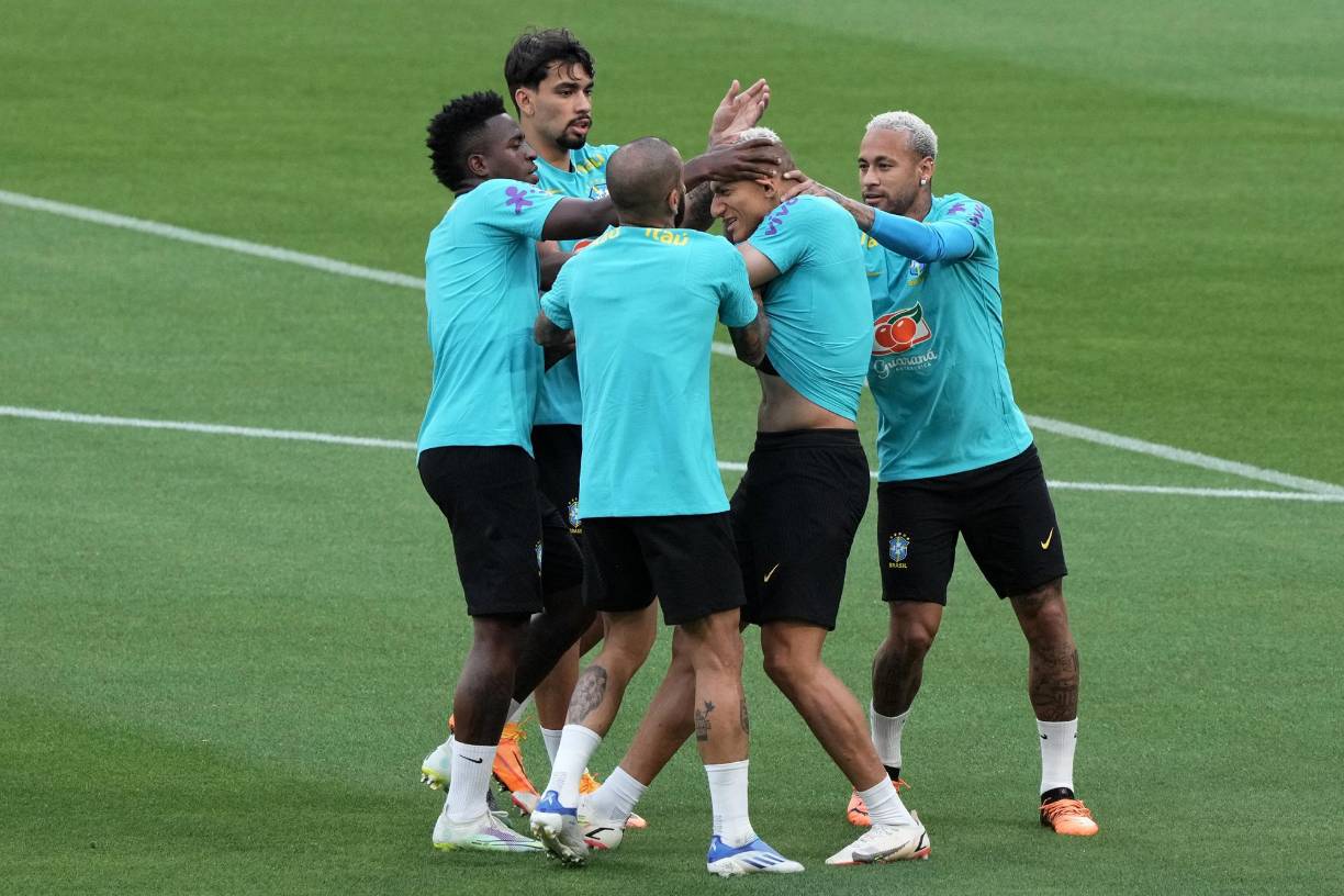 Vinicius no se quedó de brazos cruzados y le dejó su recuerdo a Richarlison. Inmediatamente Neymar, Dani Alves y Paquetá tuvieron que aparecer para apartarlos.