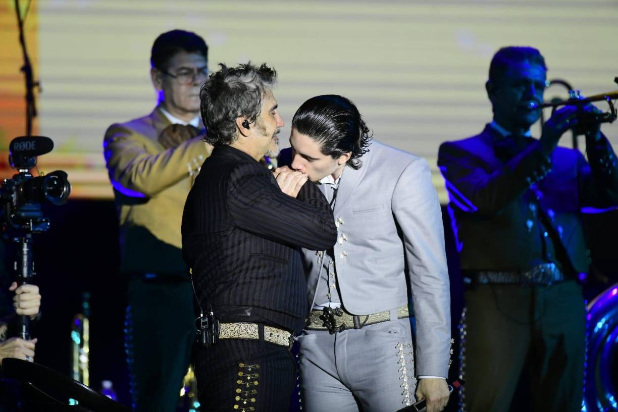 Alex Fernández de forma espontánea dio muestras de afecto a su padre en el escenario