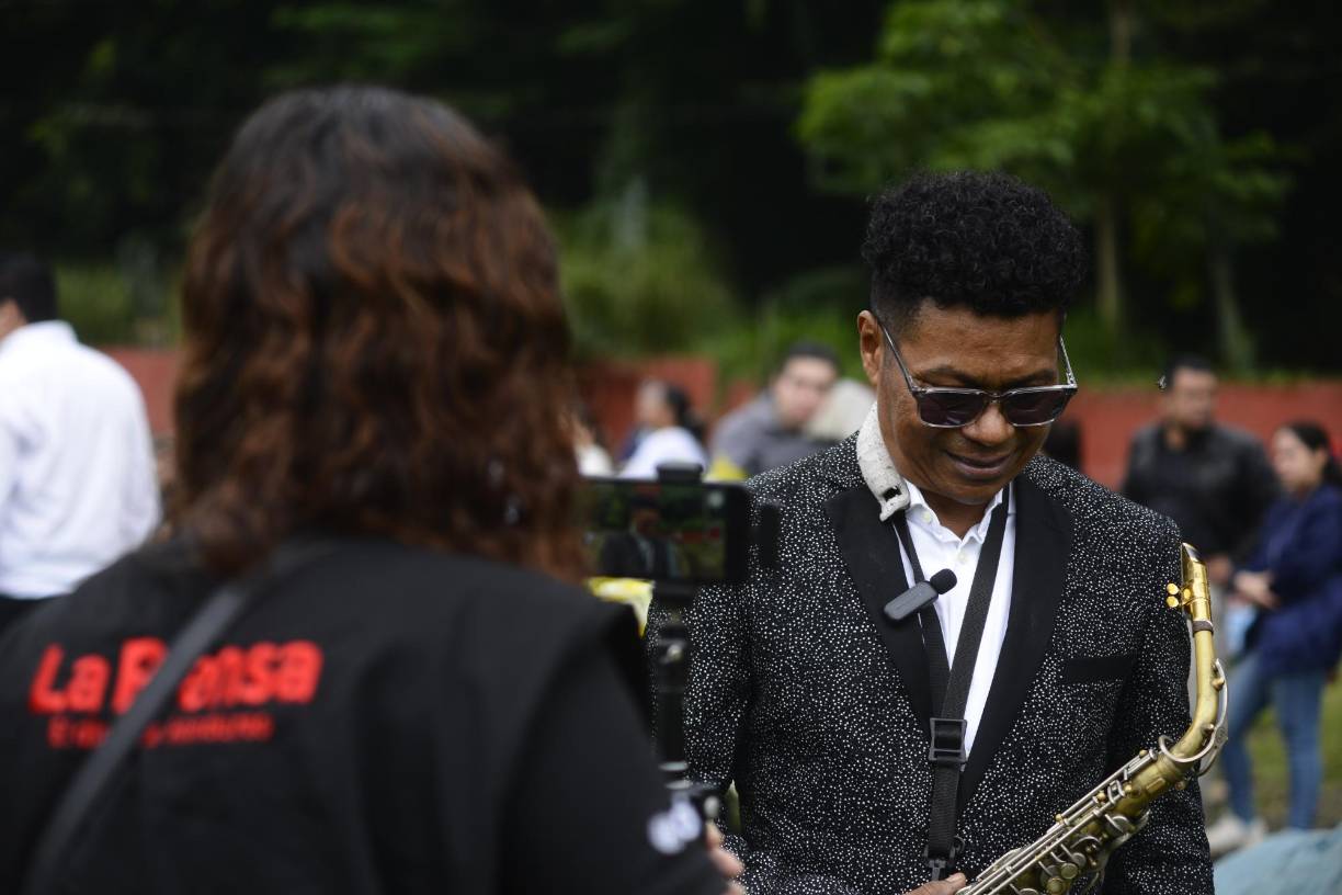 El saxofonista hondureño, Carlos Maradiaga, tocó algunos temas en la despedida de Carlitos Peraza Jr., como también le llamaban de cariño sus amigos. 