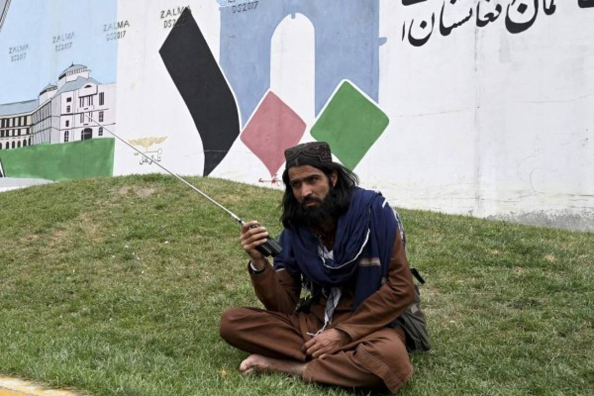 Las mujeres tenían prohibido trabajar y salir sin un acompañante masculino. Aquellas acusadas de adulterio eran azotadas y apedreadas hasta la muerte. Las niñas no podían ir a la escuela.
