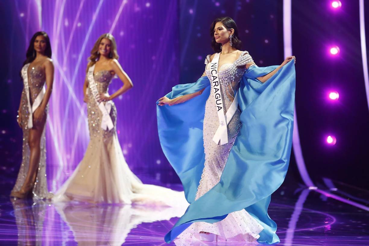 En redes sociales circulan fotos en las que se ve a Palacios levantando, hace cinco años, una bandera de Nicaragua en las marchas que dejaron más de 300 muertos, denunciadas por Ortega como un intento de golpe de Estado.