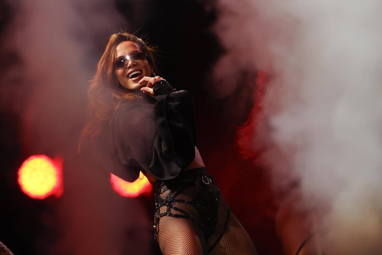 “Te querían entregar el otro premio”, le contestó Pancho. “Es mi primer Festival de Viña y me quedé solo en el escenario frente al monstruo”, le hizo un chiste el animador, entre risas. En ese momento, la estrella lo abraza y le dice: “¡Ay, qué mier**! Perdona, yo no imaginé que iba a ganar dos premios con uno ya estaba, ¡wow!”.