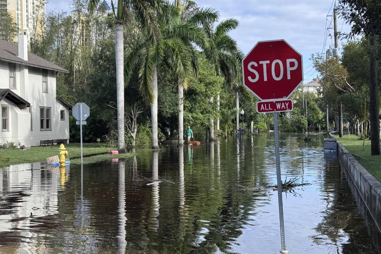 Estos intensos vórtices se desarrollan cuando fuertes corrientes descendentes de aire enfriado por la lluvia provenientes de tormentas generan vientos intensos en la parte frontal de la tormenta, conocida como “frente de racha”. EFE