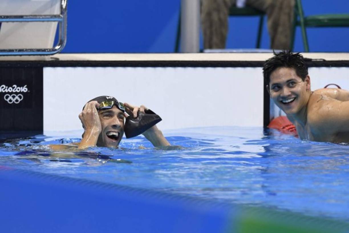 Schooling junto a Phelps tras la competencia de 100 metros mariposa.