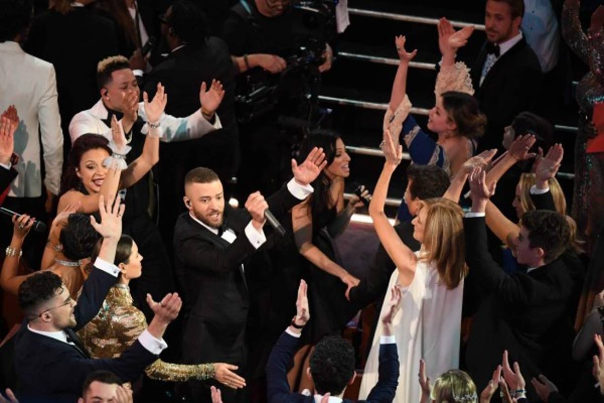 Justin Timberlake interpretó 'Can't Stop the Feeling', tema por el que estuvo nominado con la película de 'Trolls'. La combinó con el éxito de Bill Withers, 'Lovely Day', llevándose los aplausos de los asistentes antes de presentar a Jimmy Kimmel.