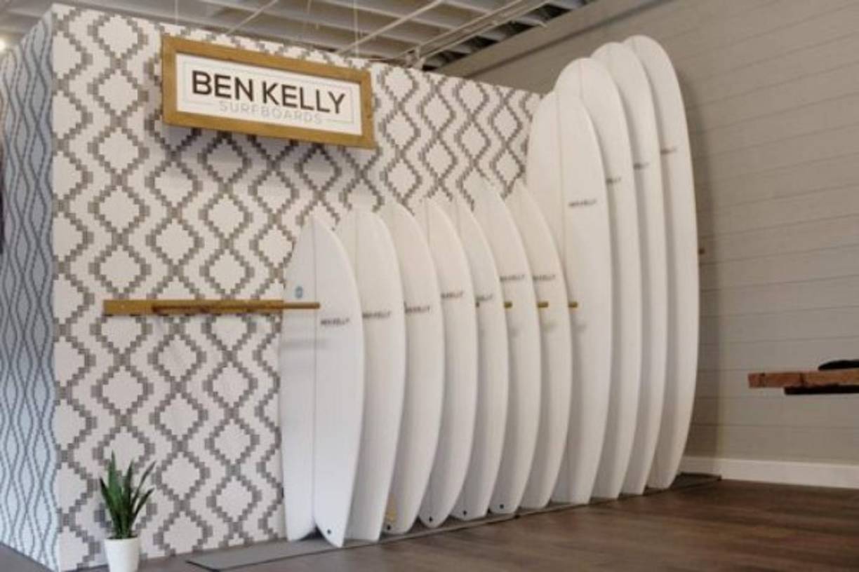 Surfistas locales compraban sus tablas personalizadas.