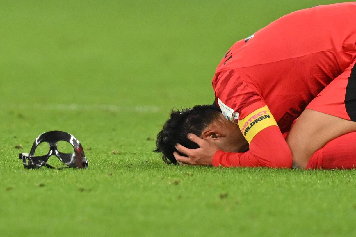 El futbolista surcoreano dejó su máscara a un lado para poder celebrar.