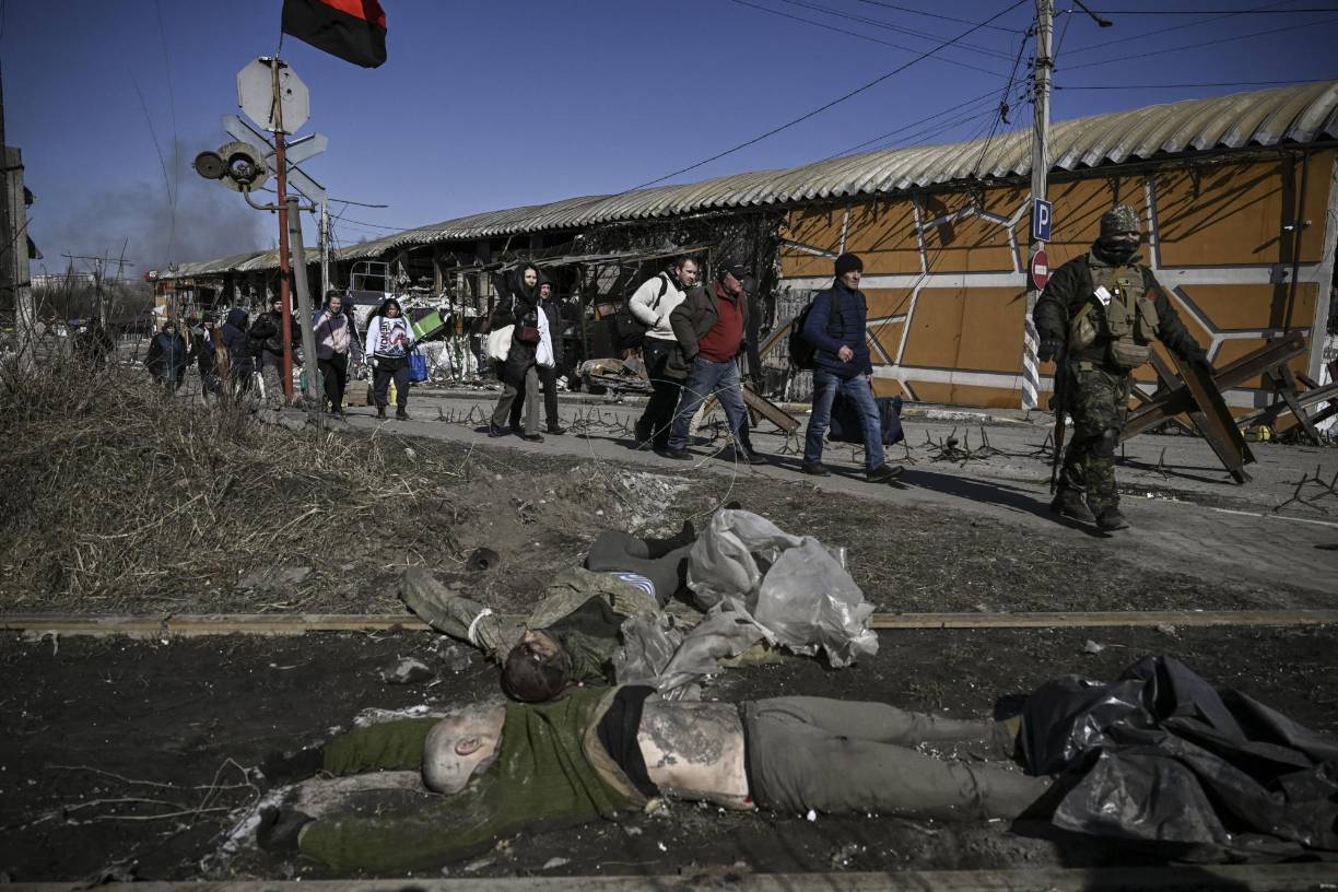 En tanto, cientos de personas siguen intentando escapar de las ciudades asediadas por los rusos en medio de combates y bombardeos.