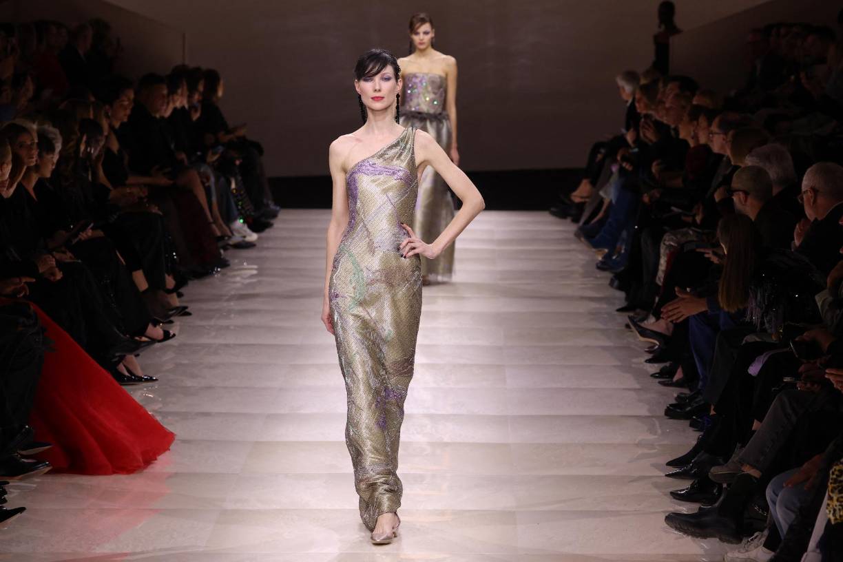 ¿Qué es ‘Very Demure, Very Mindful’?La expresión ‘Very Demure, Very Mindful’, que se traduce como “muy consciente, muy recatada”, ha ganado popularidad gracias a la creadora de contenido Jools Lebron. En un video viral en TikTok, Lebron utilizó esta frase para describir un maquillaje discreto que eligió para su día de trabajo. Desde entonces, la tendencia ha sido adoptada por miles de personas. Llevada a la moda, se describe como una estilo de vestir recatado sin perder el glamur, tal como este vestido de Giorgio Armani Prive.