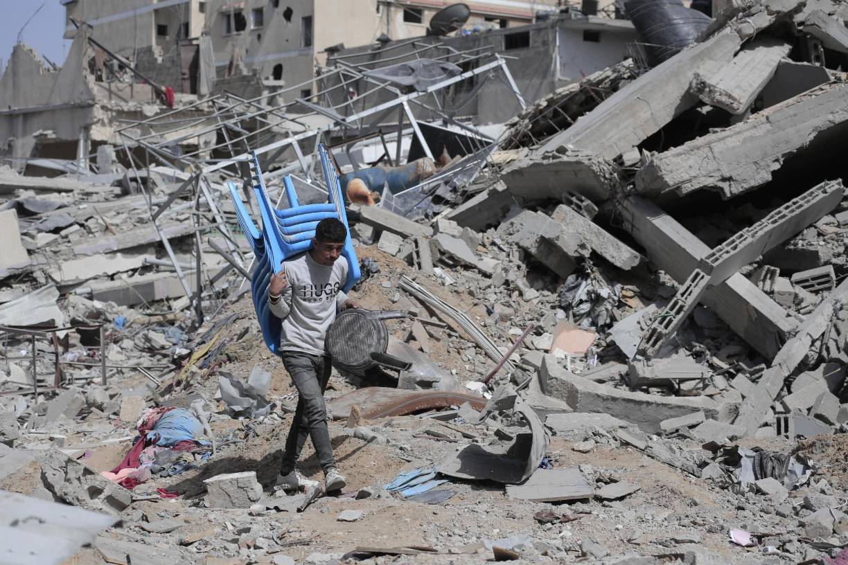 Más de 1.500 casas y edificios quedaron “destruidas o muy dañadas”, declaró la Defensa Civil. Los soldados también asolaron “todas las redes de agua, alcantarillas, electricidad, comunicaciones y carreteras”, añadió.