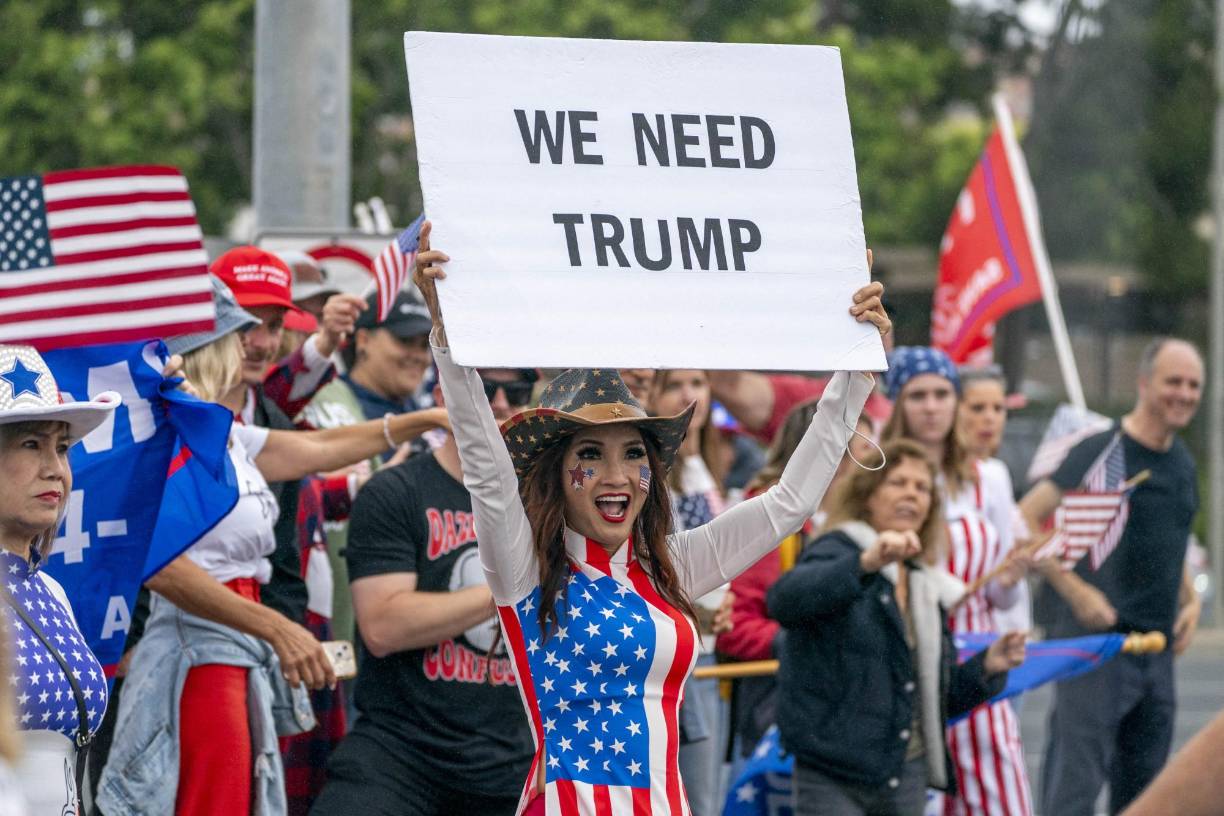 Los seguidores del republicano, muchos vistiendo el tradicional rojo del Partido Republicano y los tonos de la bandera estadounidense, comenzaron a llegar desde la madrugada.