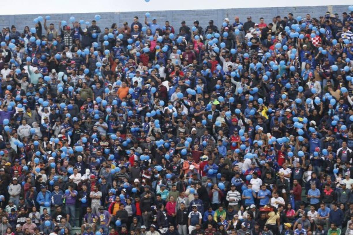 Los aficionados del Motagua apoyando a su equipo en la gran final contra el Olimpia.