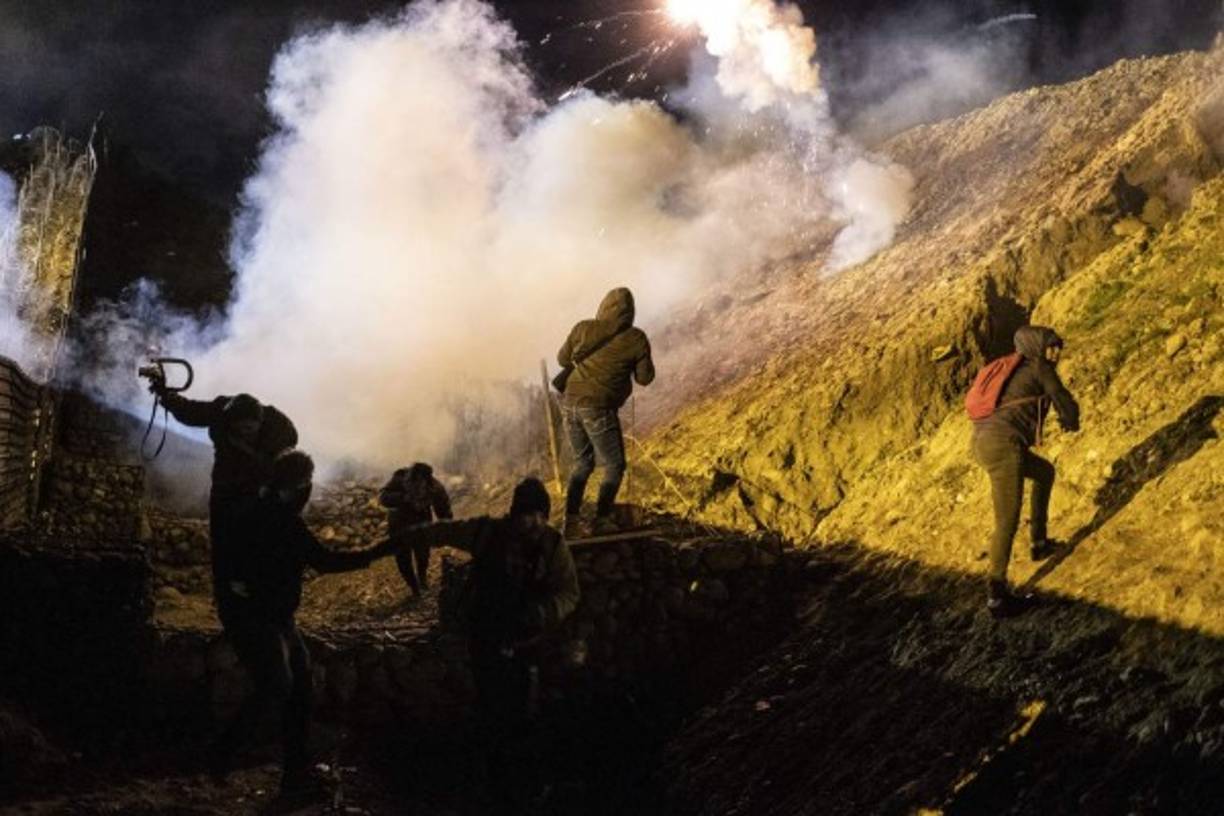 Un centenar de los cerca de 1,500 centroamericanos de una gran caravana que permanecen en la ciudad mexicana de Tijuana intentaron cruzar durante la noche de Año Nuevo hacia Estados Unidos pero retrocedieron ante una fuerte movilización de la patrulla fronteriza.