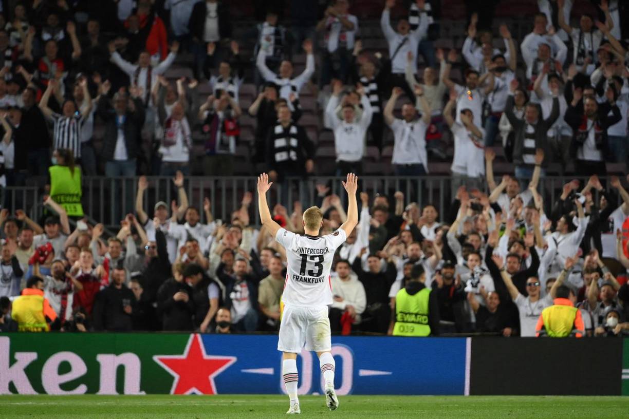 Los jugadores del Eintracht Frankfurt celebrando con sus aficionados en el Camp Nou la clasificación a semifinales de la Europa League.