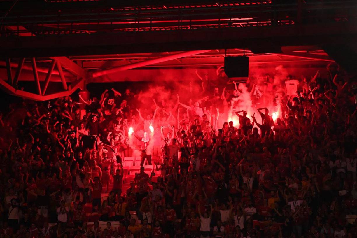 Los aficionados del Benfica pusieron el ambientazo en el estadio Da Luz con la visita del todopoderoso París Saint Germain.