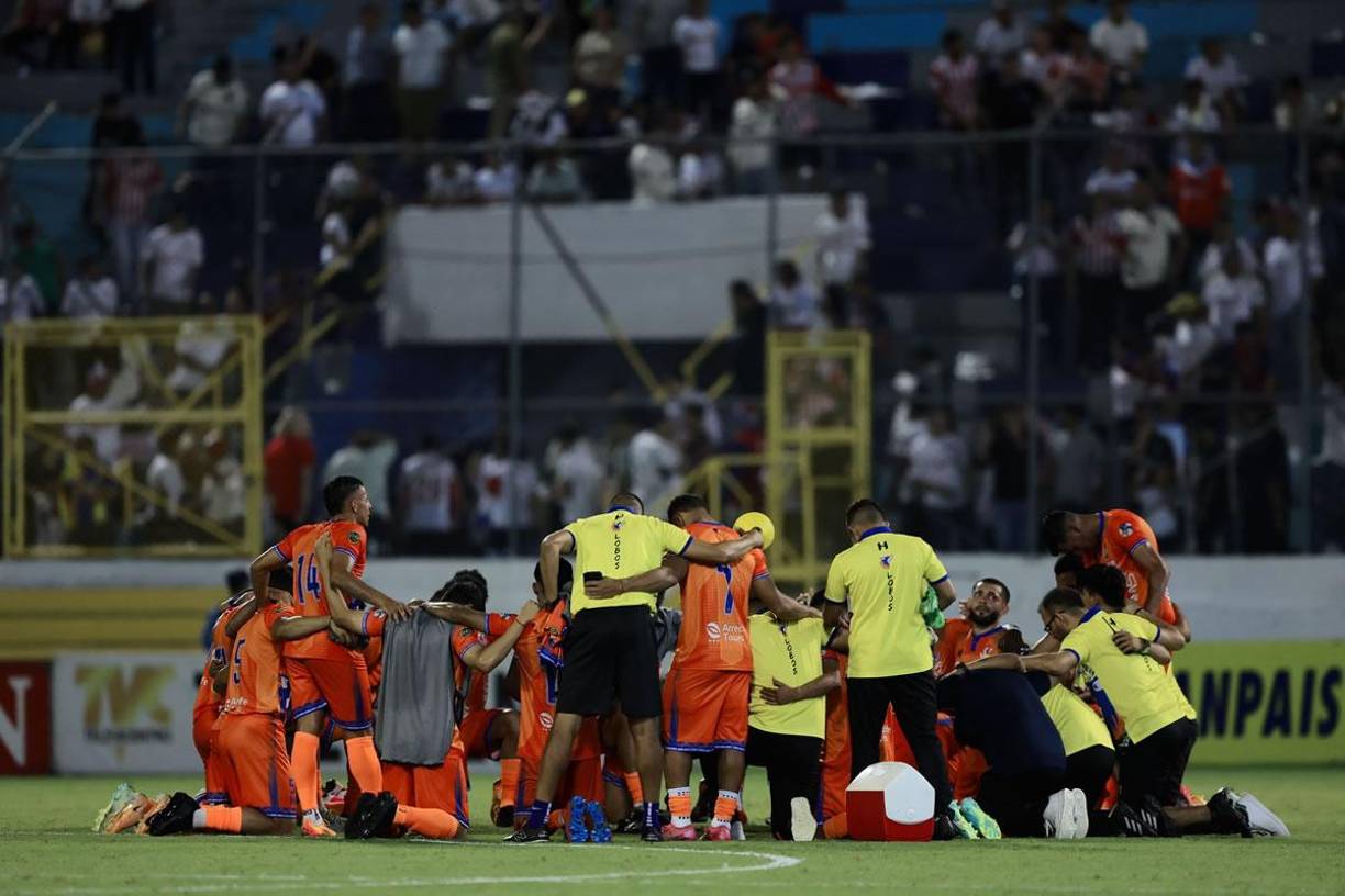 Los jugadores de la UPN realizaron una oración en el campo antes de marcharse del estadio Morazán.
