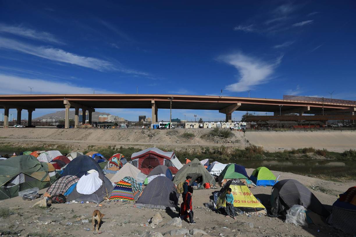 En el lugar, los venezolanos formaron la palabra ‘SOS’ con piedras, algunas pintadas en azul. También, escribieron mensajes en dos mantas, en las que se lee: “Joe Biden Venezuela te necesita” y “SOS. Presidente Joe Biden somos de la dictadura de Venezuela. The Good ones are more”.
