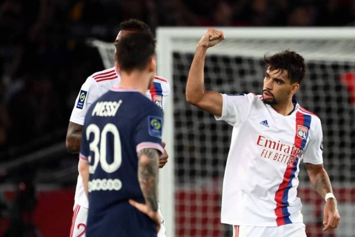 Messi observando la celebración del brasileño Lucas Paquetá, quien abrió el marcador en el partido.