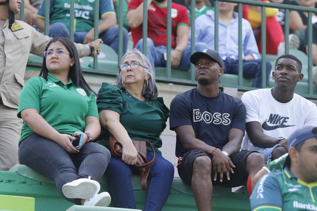 El futbolista Júnior Lacayo sufrió viendo el partido del Marathón desde las gradas.
