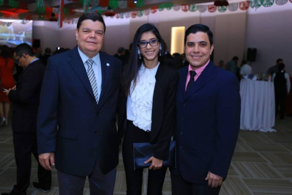 Senén, Marcela y Ángelo Villanueva.