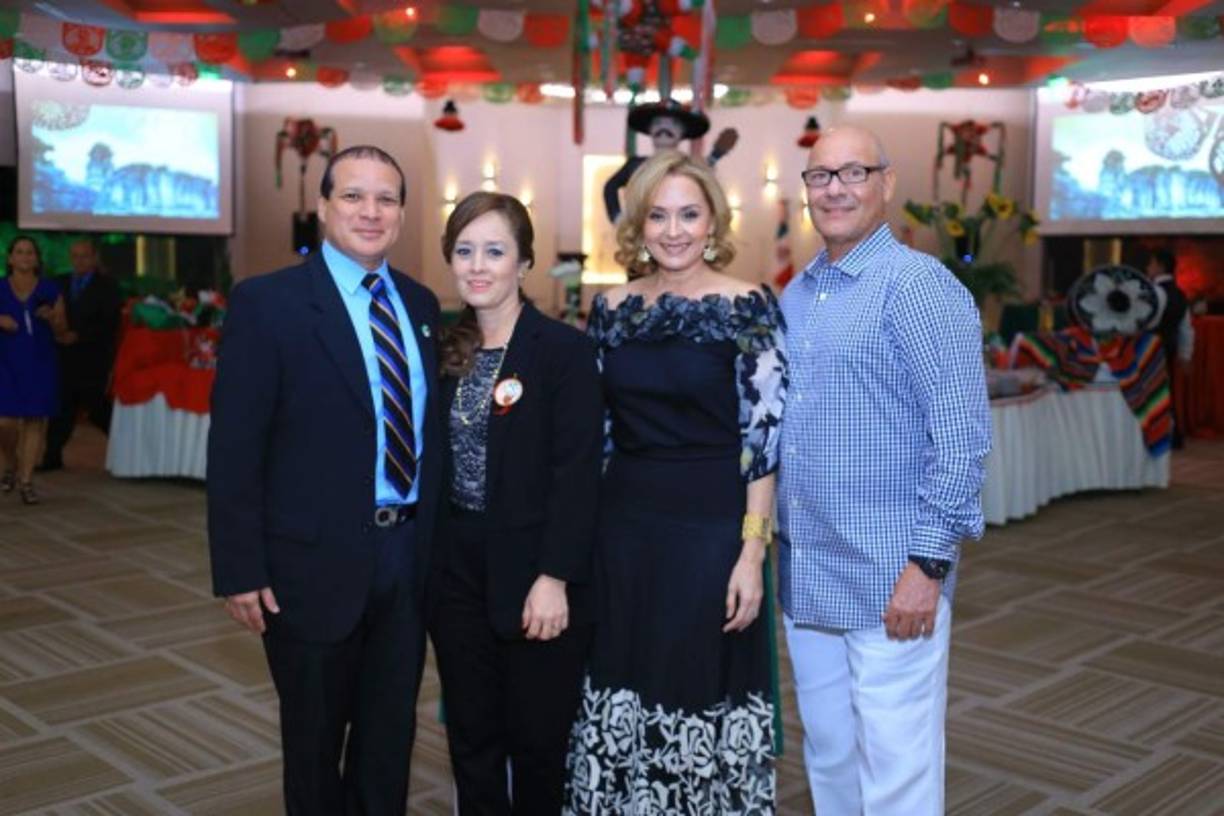 Ramón y Mayra Medina con Bessy Rodríguez y Enrique Hegenbarth.