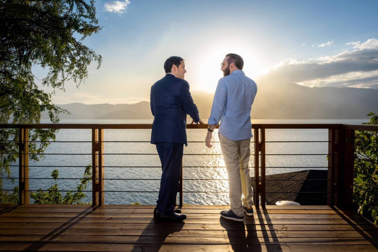 El presidente salvadoreño, Nayib Bukele, recibió el lunes al secretario de Estado de Estados Unidos, Marco Rubio, en su espectacular residencia con vistas al lago Coatepeque, en una clara señal de amistad con el Gobierno del presidente estadounidense, Donald Trump.