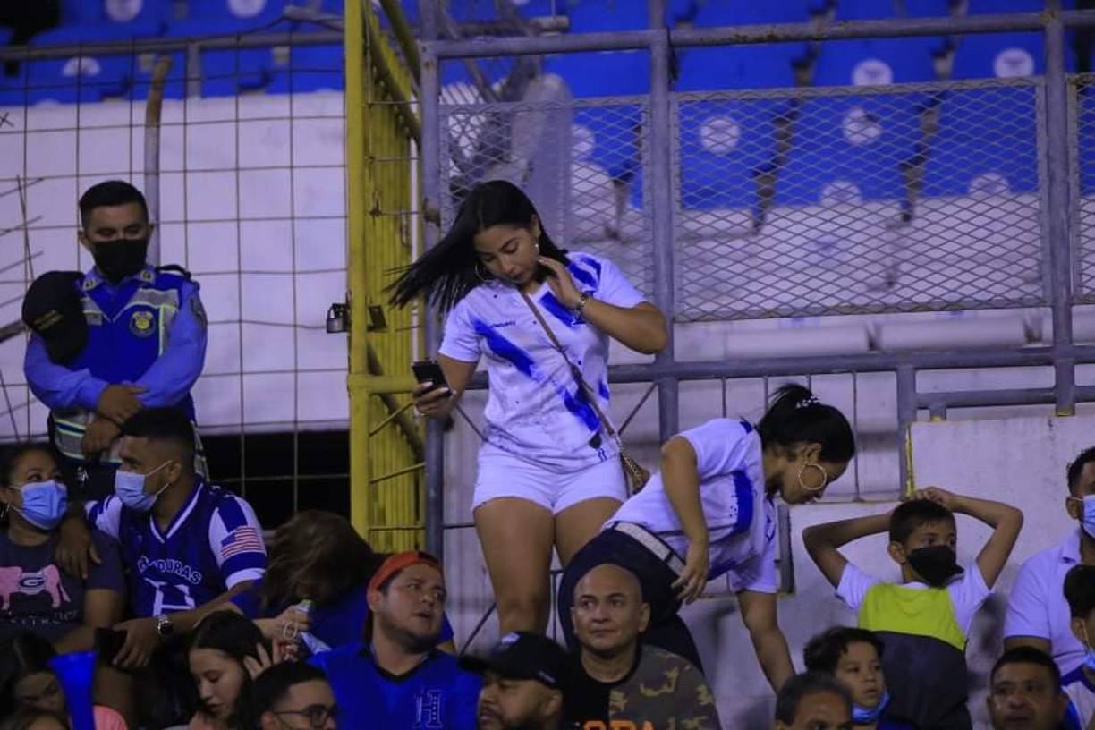 En las gradas han llegado guapas aficionadas hondureñas.