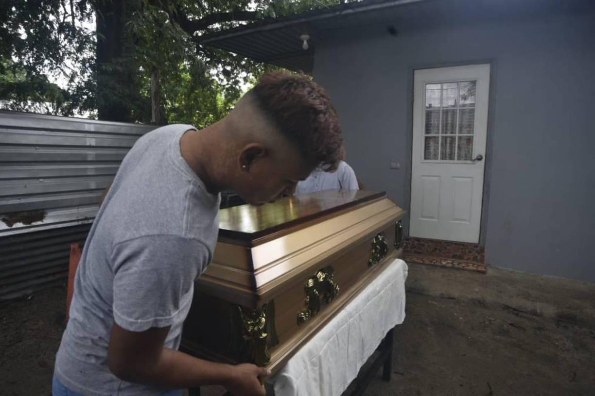 “Duele bastante, es una luz que se apaga a corta edad. Ojalá que la gente que venda eso -pólvora- piense que le está vendiendo la muerte a un niño, él no lo compró, se lo encontró en la calle”, dijo Marcos Sabillón, tío político del menor. Describió a José Isaí como un niño alegre, respetuoso y amoroso.