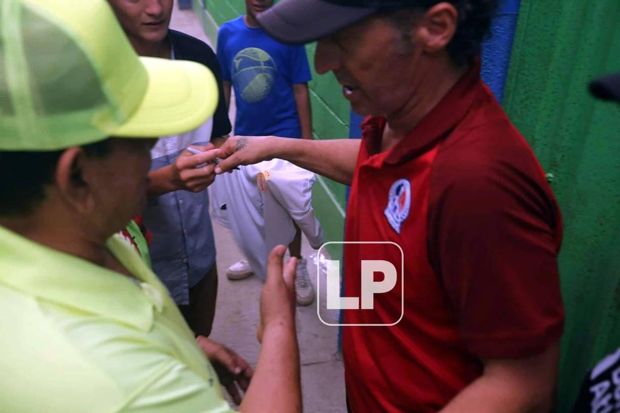 El entrenador del Olimpia firmó muchos autógrafos en Olancho.