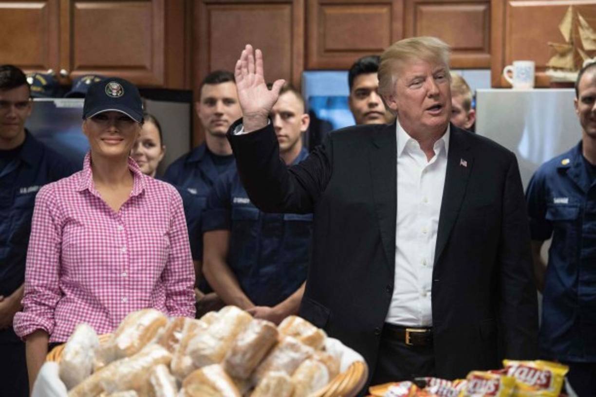 La pareja presidencial acostumbra entregar alimentos a miembros de las Fuerzas Armadas a manera de agradecimiento en las principales festividades estadounidenses.