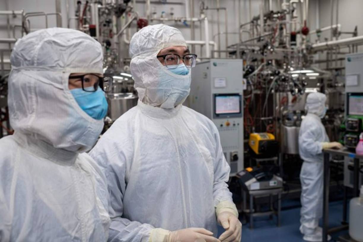 Obtener una vacuna efectiva, que no ponga en riesgo a los humanos, y lograr su aprobación será solo el primer paso.