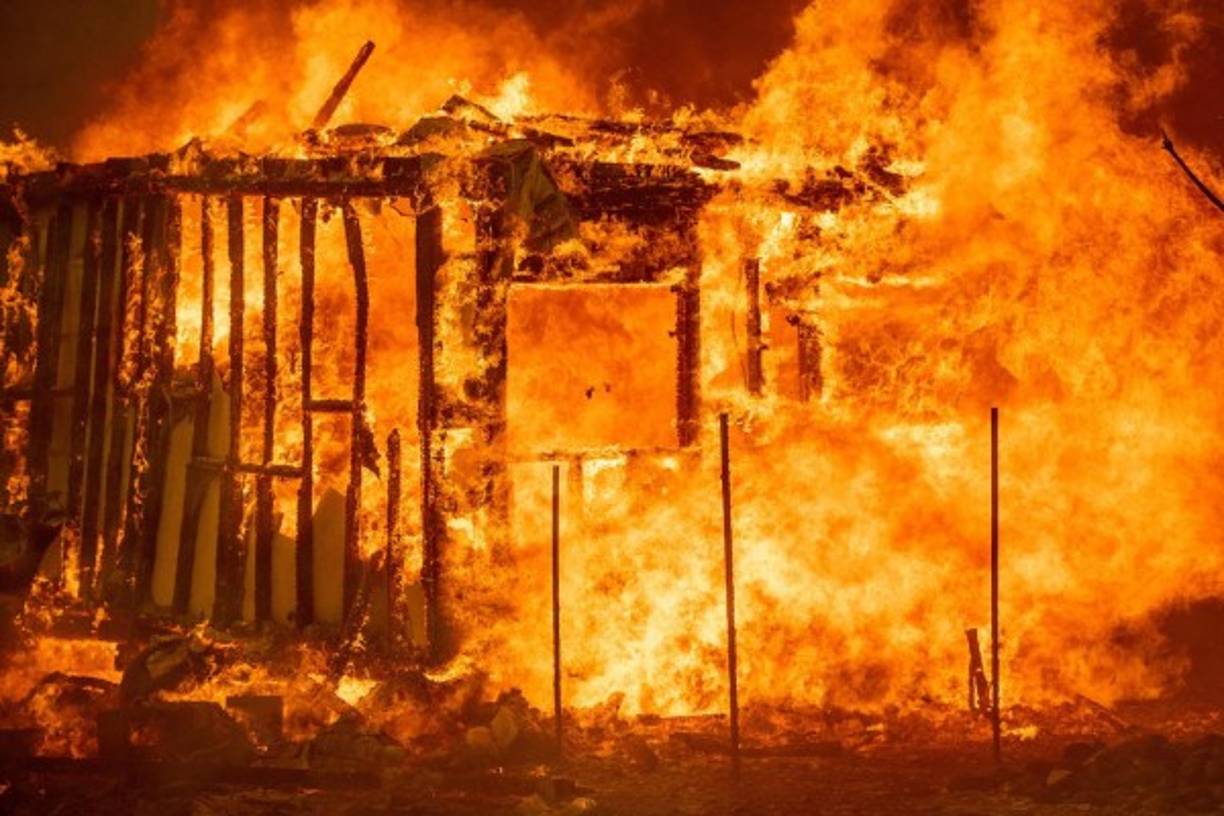 Ese incendio, que se generó debido a una 'falla mecánica de un vehículo' es considerado el sexto más destructivo de la historia de California, y está contenido en un 45%.
