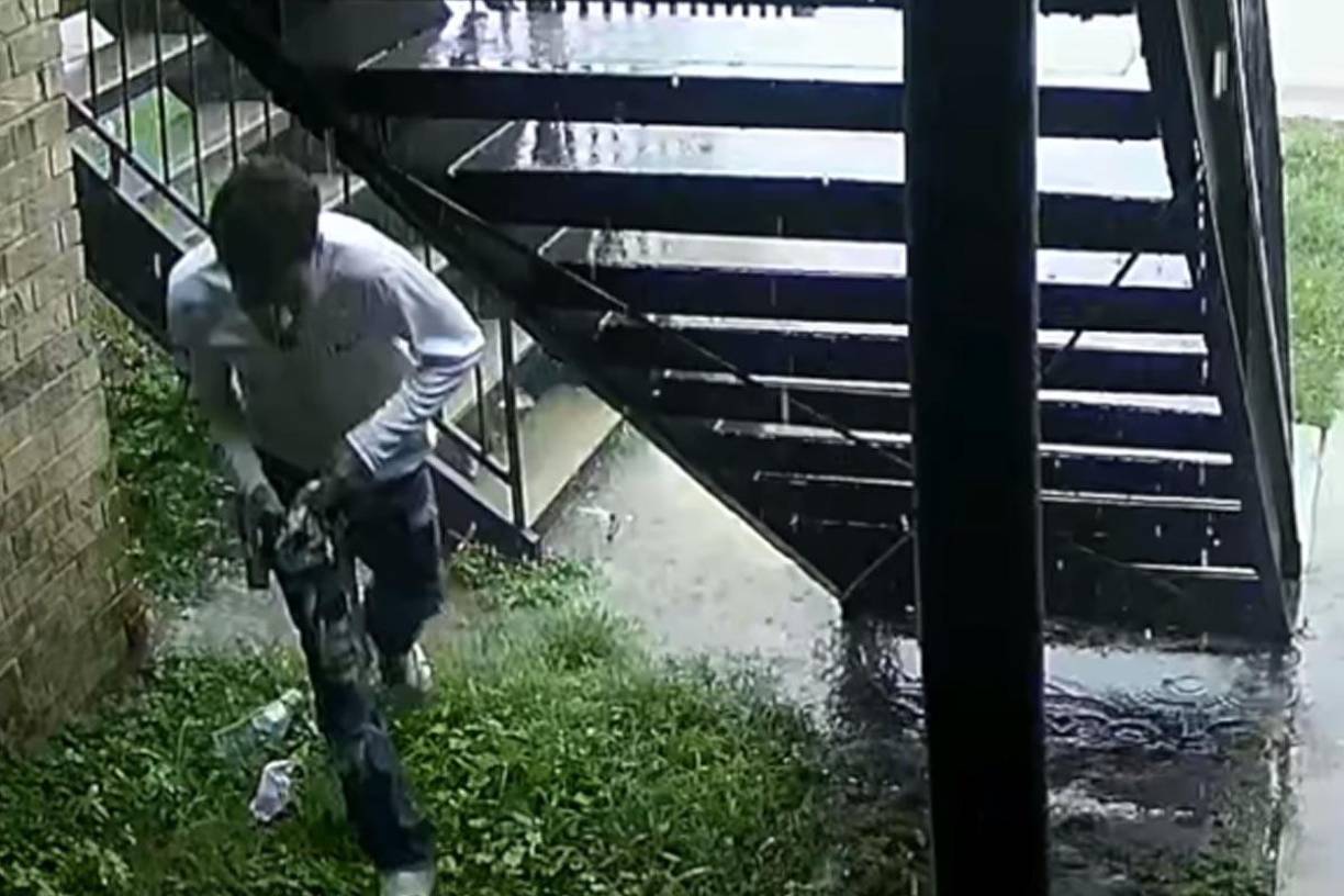  En los video se puede ver cuando uno de los sospechosos que estaba parado bajo un estacionamiento techado se desplaza hacia la entrada de un apartamento del primer nivel.