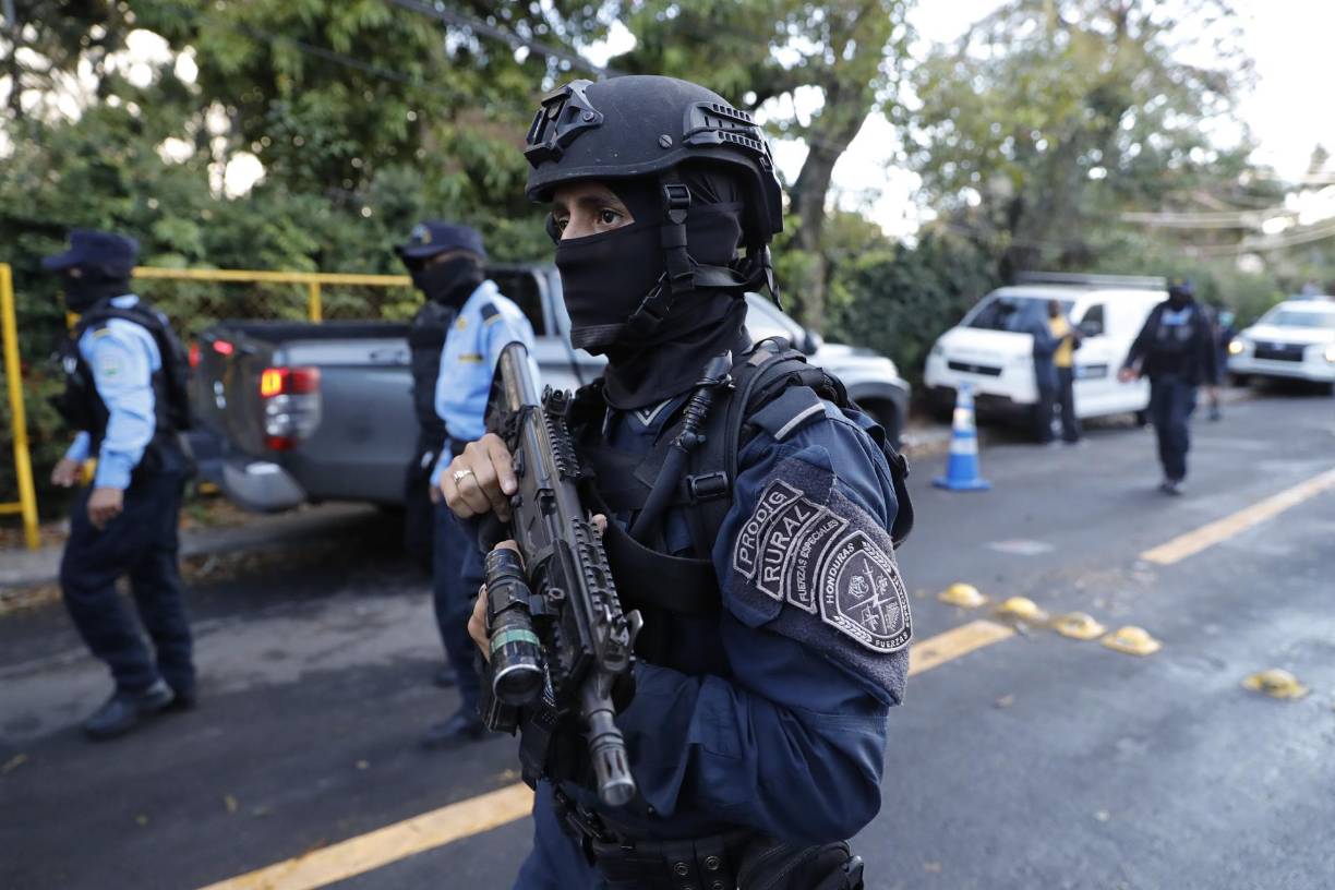 En la operación participan integrantes de la Policía hondureña y de fuerzas especiales, señaló Martínez, quien indicó que los despliegues tambi2n buscan “evitar daños y saqueos” en las propiedades del exgobernante.