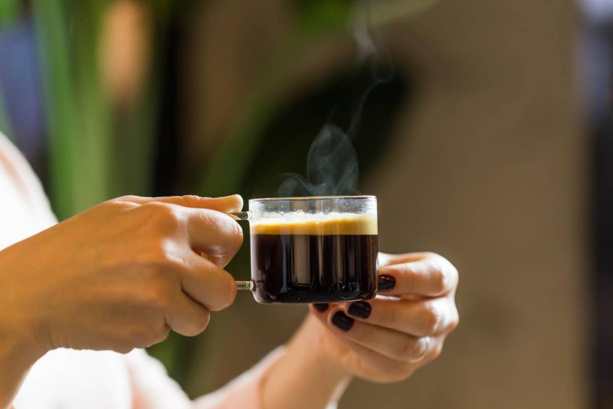 6. Evitar consumo de cafeína y alcohol. Este tipo de bebidas pueden producir alteraciones en el estado de ánimo, como la ansiedad y el insomnio, en algunos casos. Aparte que estimulan irregularmente al sistema nervioso y favorece la deshidratación, sobre todo el alcohol.