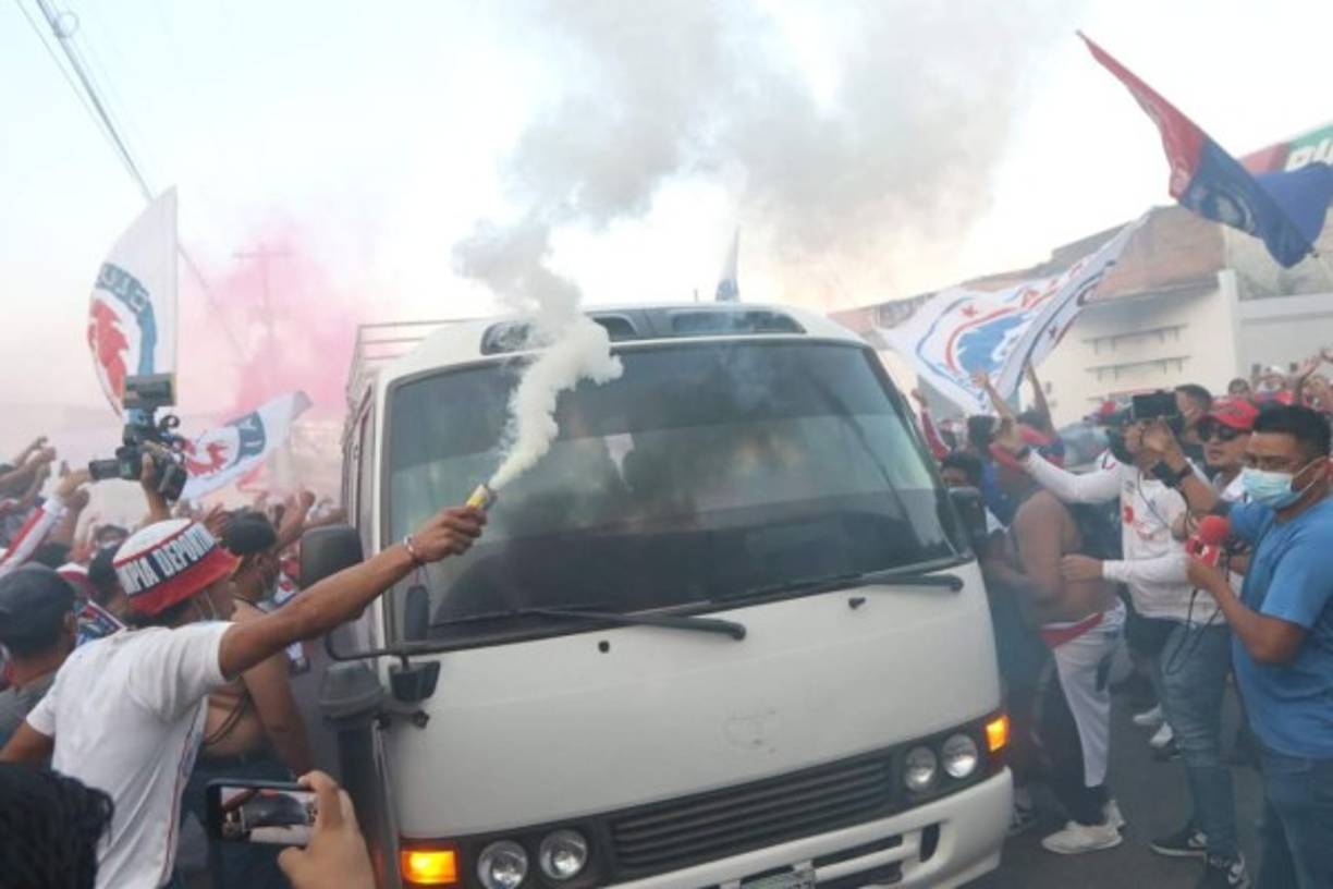 En las afueras del estadio Nacional hubo un gran ambiente ya que aficionados del Olimpia inundaron las calles de Tegucigalpa para apoyar al club de sus amores.
