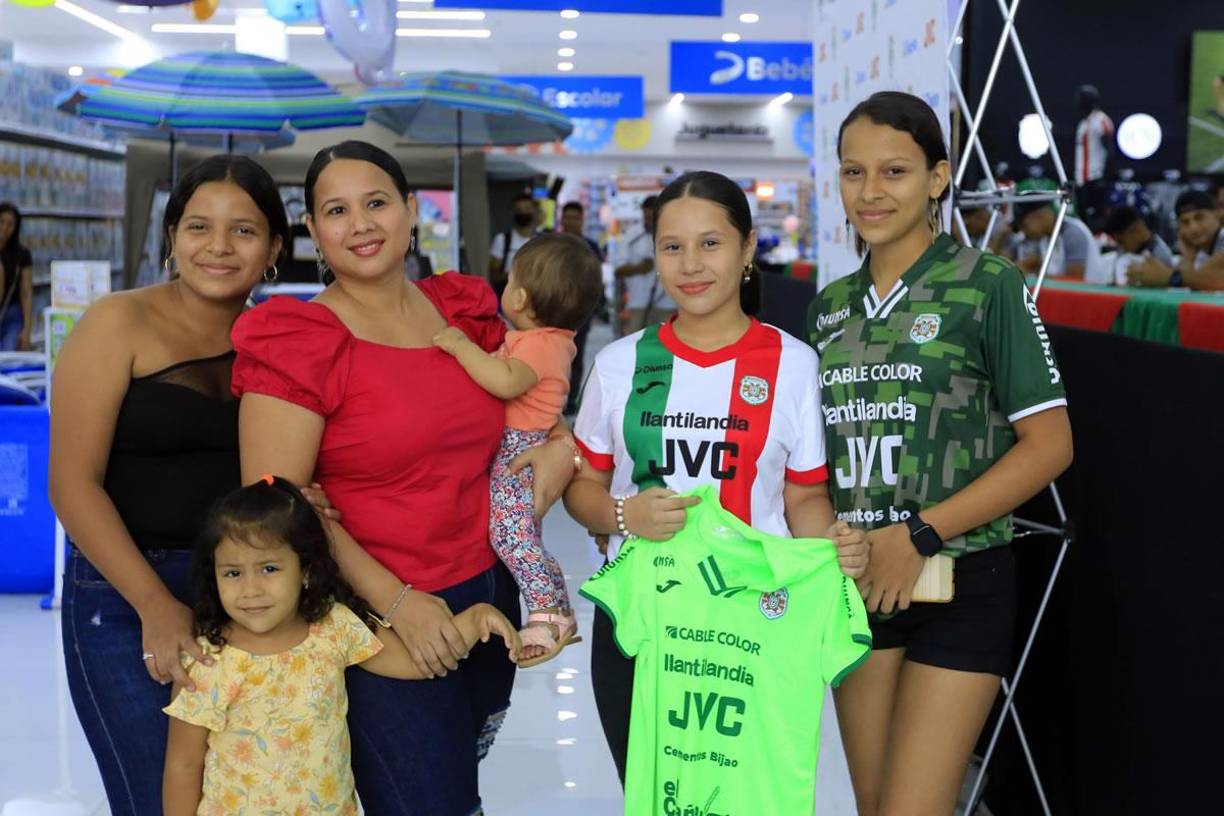 Aficionadas del Marathón se mostraron alegres con sus camisetas del Marathón.