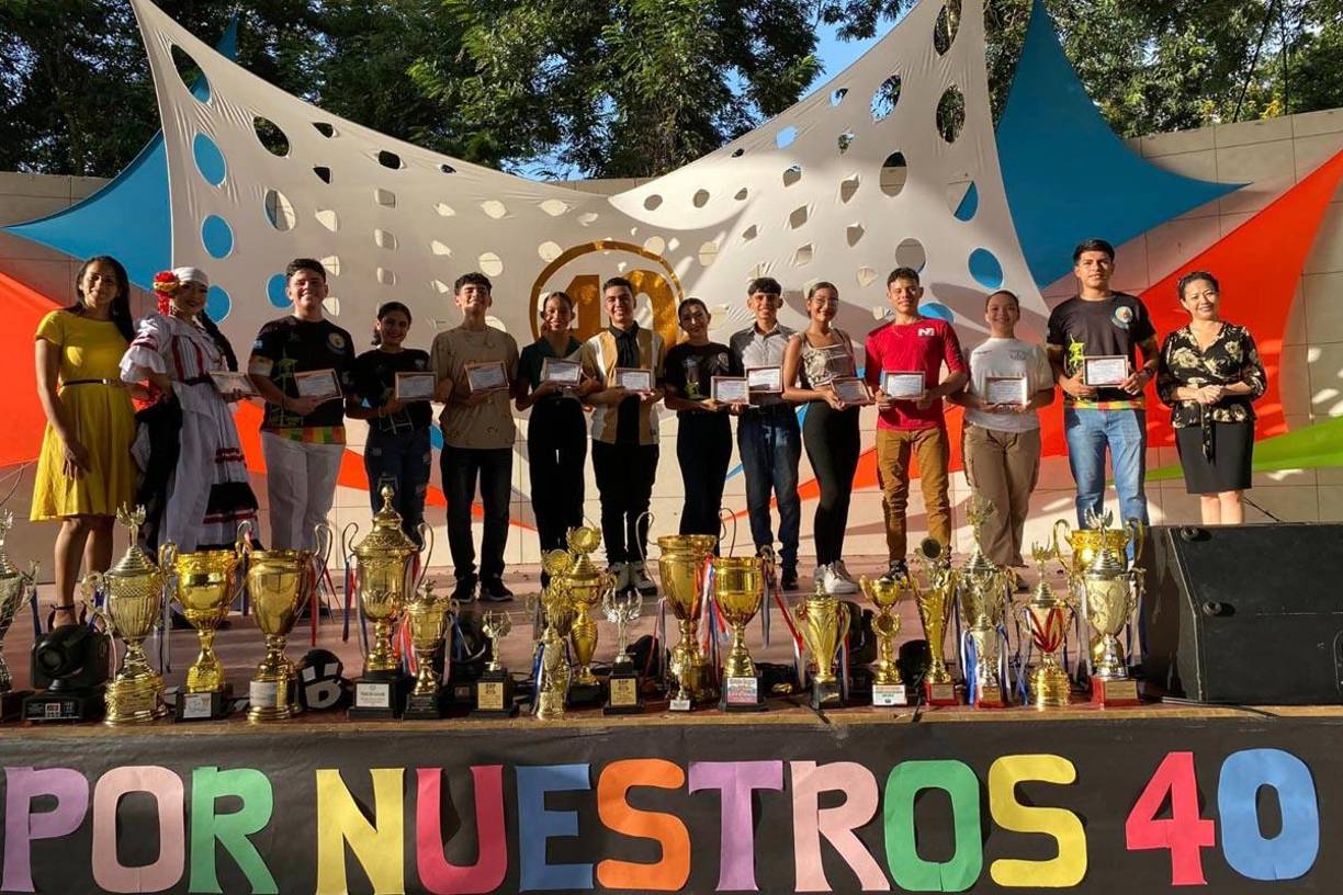 Integrantes del cuadro de danza recibieron un reconocimiento de parte de las autoridades del Instituto Roberto Micheletti Baín.