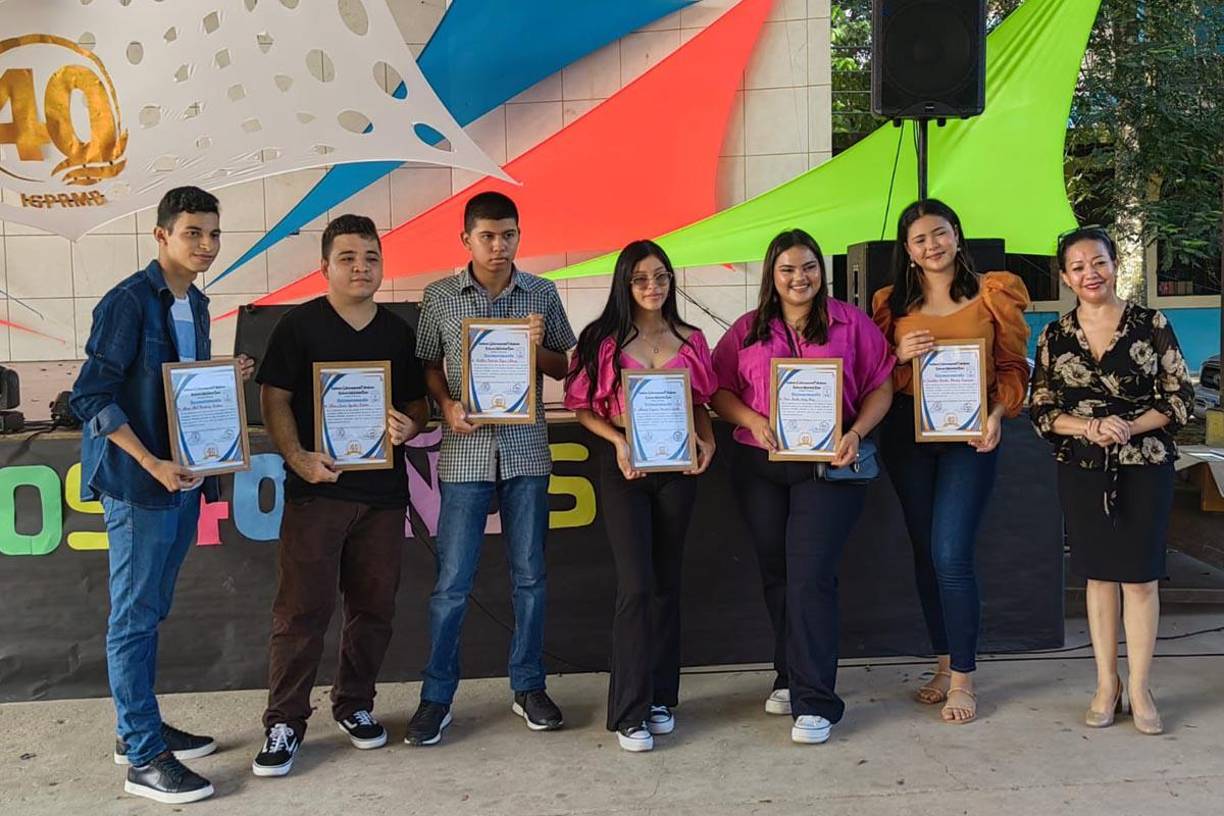 Parte de los estudiantes que destacaron en la prueba de aptitud académica de la Unah en junio de 2024 y que colocó al centro educativo entre los 25 mejores institutos gubernamentales del país.