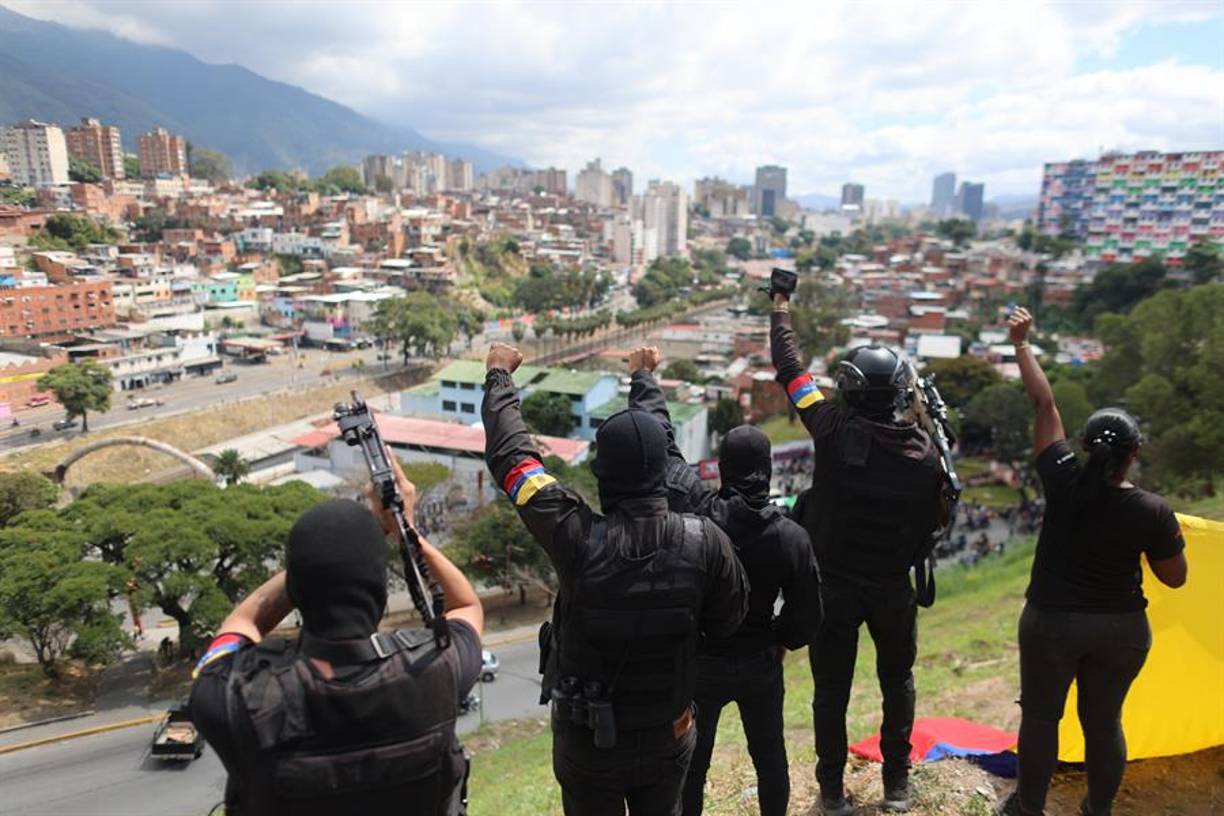 En Caracas, hubo concentraciones de movimientos sociales, militares y policiales en 18 puntos, para la defensa de infraestructuras como hospitales, el centro histórico de la ciudad, entre otros, según dijo Carmen Meléndez, titular de la Alcaldía de Caracas.