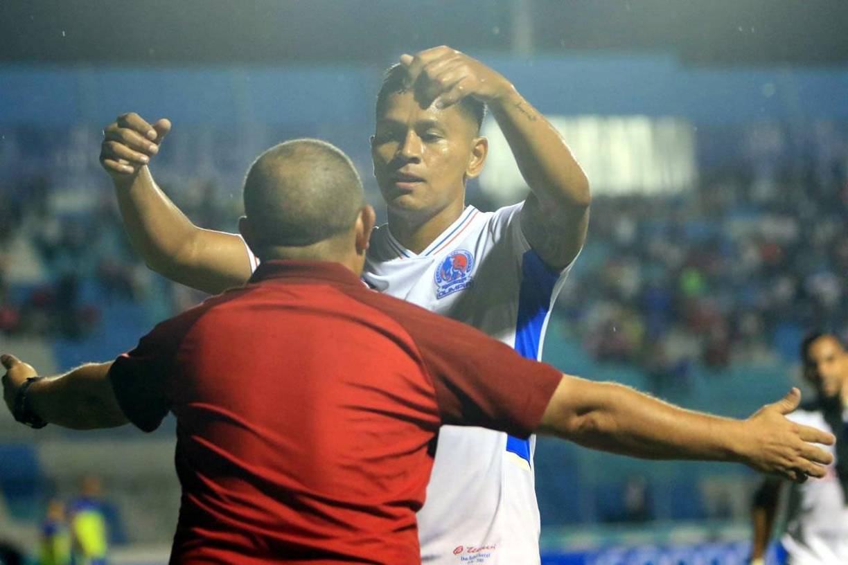 Brayan Moya celebró con el reconocido utilero del Olimpia, Marvin ’El Chelito’ Martínez.
