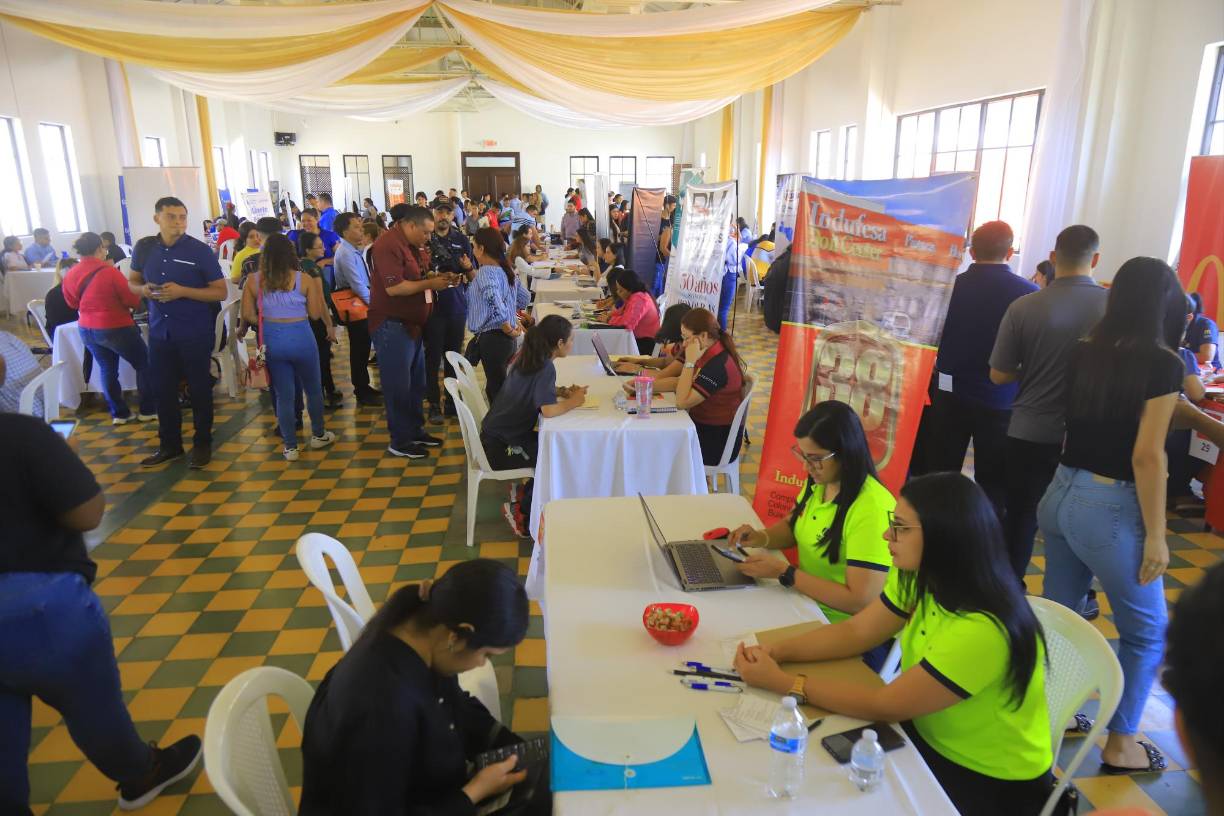 Leana Benítez, de Arch Latam, comentó que muchos jóvenes están desmotivados o sus aspiraciones no van acorde a la realidad, es decir, hay quienes no quieren trabajos forzosos, o con largas jornadas. “Buscan más empleos de medio tiempo o de pocas horas, hay algunos que hasta se dan el lujo de rechazar trabajos”.