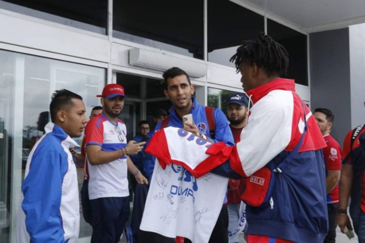 Cristian Maidana firmó autógrafos a los aficionados olimpistas.