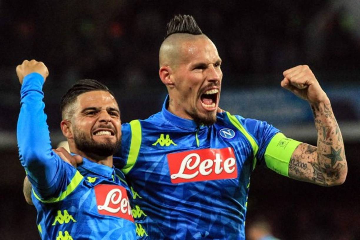 Marek Hamsik y Lorenzo Insigne celebrando un gol del Napoli que le ganó (3-1) al Estrella Roja de Belgrado.
