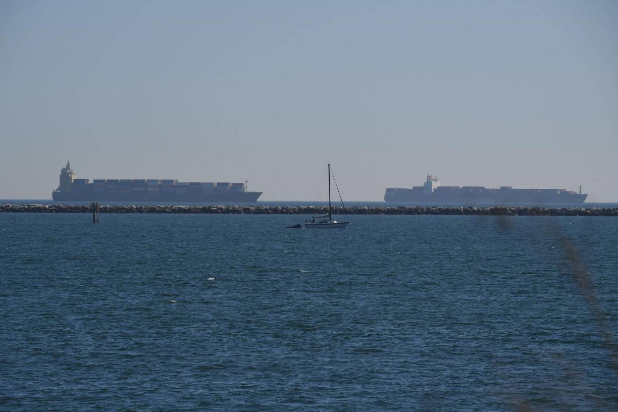 Desde que se empezaron a relajar las restricciones a la movilidad y a la actividad económica por la pandemia de covid-19 en gran parte del mundo, la demanda de bienes y servicios ha experimentado un crecimiento repentino al que los fabricantes y transportistas no han sido capaces de dar respuesta, lo que ha generado un cuello de botella.