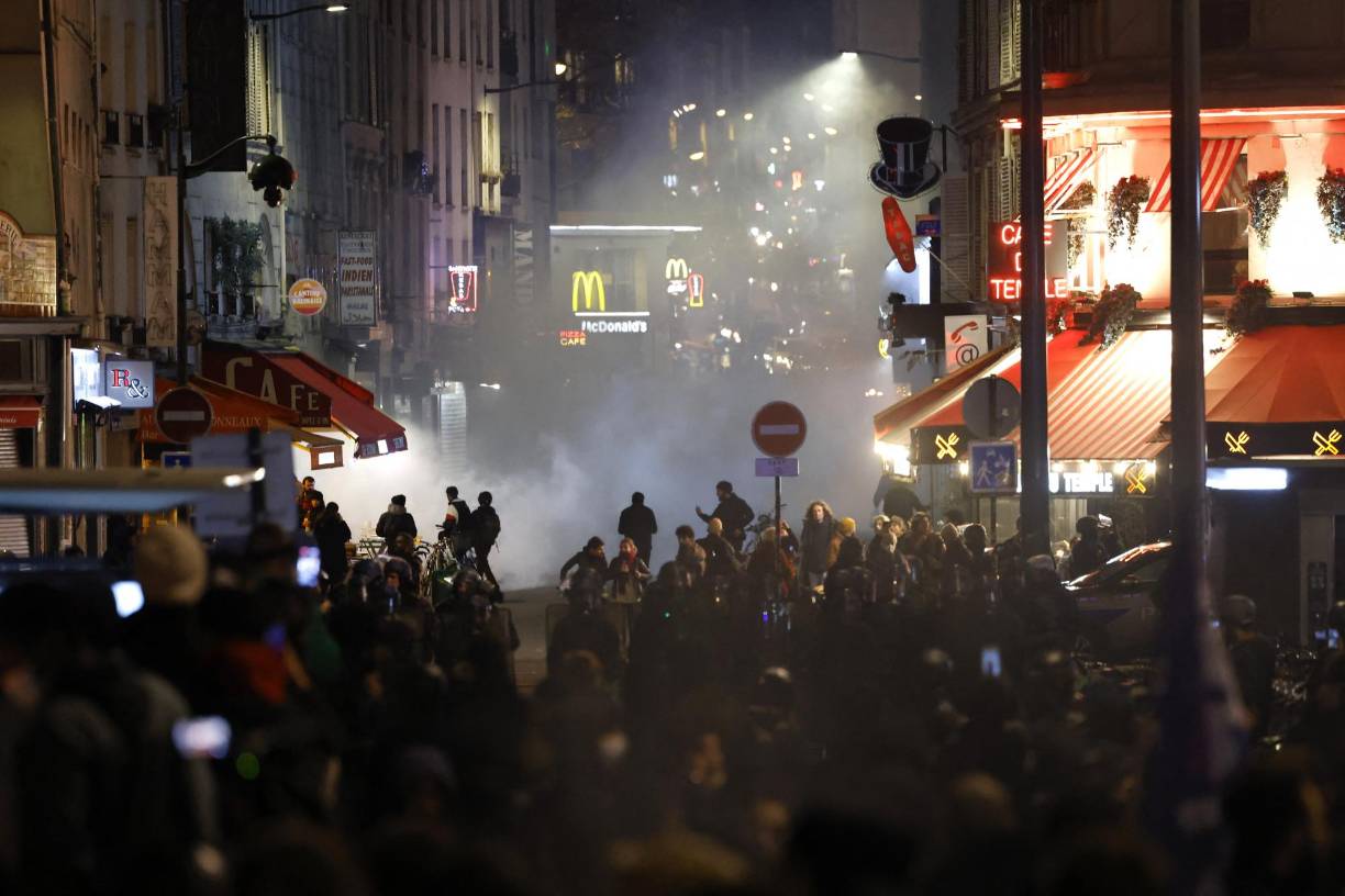 Francia vive un contexto social muy tenso con una ola de <b>protestas</b> espontáneas, marcadas por la violencia, desde el jueves y las declaraciones de Macron no parecen que vaya a calmar los ánimos, la víspera de una nueva jornada de movilización a llamado de los sindicatos.