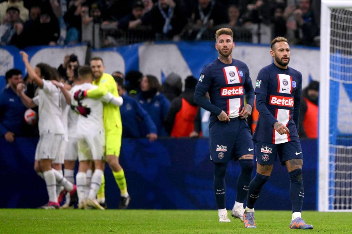 Sergio Ramos y Neymar se marchan tristes del campo tras quedar eliminados de la Copa de Francia.