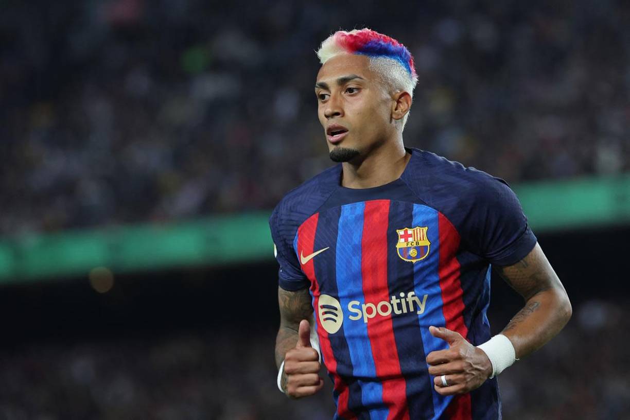El brasileño Raphinha sorprendió con su look de pelo pintado con los colores del Barcelona.