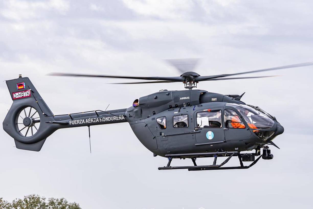 La Ministra de Defensa, Rixi Moncada, junto al Jefe del Estado Mayor Conjunto, General Roosevelt Hernández, en representación de la Presidenta Xiomara Castro de Zelaya, firmaron hoy la recepción de dos helicópteros Airbus H-145 D3.