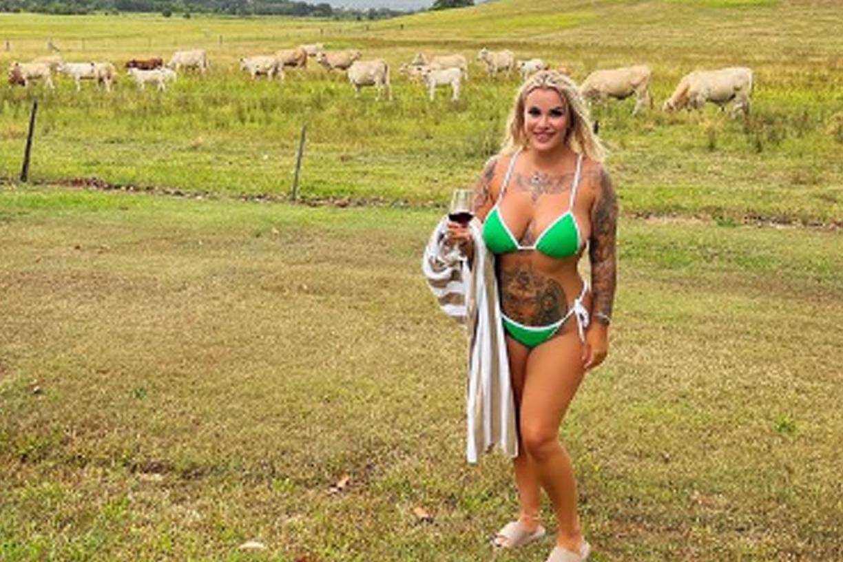 Teasing Tammy se agarró con sus vecinos, luego de que ellos aseguraran que ha estado filmado contenido erótico en su patio. 